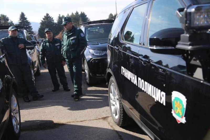 Задържаха граничен полицай заради канал за крадени коли
