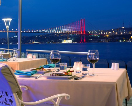 Четирима души са пострадали при срутване на платформа на луксозен ресторант край Босфора