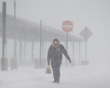 Силни зимни бури в САЩ: Над 5000 полета са отменени