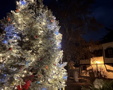 Стария Пловдив свети с красива коледна украса