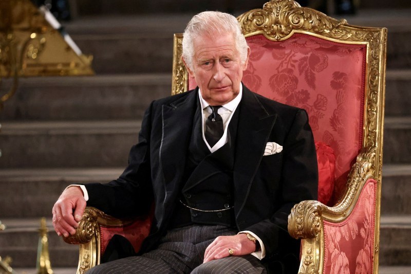 Чарлз III лиши брат си Андрю от офиси в Бъкингамския дворец