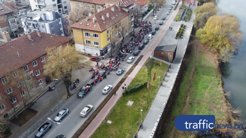 Десетки Дядоколедовци на мотори потеглиха из Пловдив! Раздават подаръци на деца в нужда