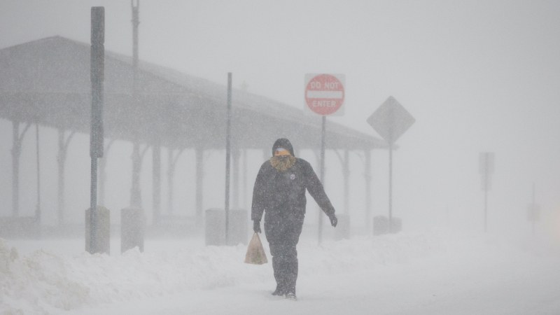 Силни зимни бури в САЩ: Над 5000 полета са отменени