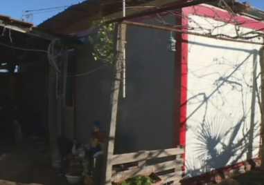 С разрушен дом посреща Коледа 4 членното семейство на Ирина Драганчева