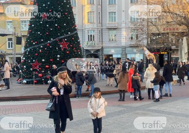 Пролетно настроение обзе Пловдив навръх Коледа Хиляди хора се стекоха