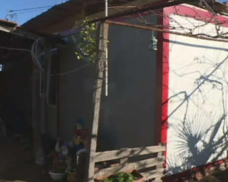 Какво е да посрещнеш Коледа във фургон - разказва семейство от наводненото село Трилистник