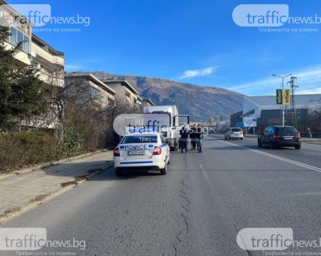 На Коледа! Заловиха ТИР, пълен с мигранти