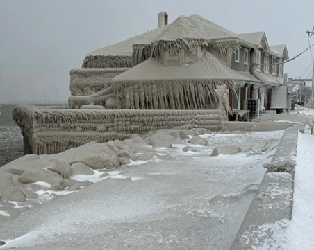 Над метър сняг в САЩ уби 26 души