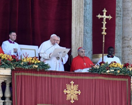 Папа Франциск в коледното си обръщение: Светът гладува за мир
