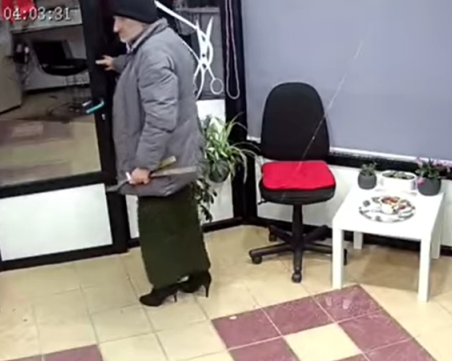 С пола и на високи токчета: Мъж обра фризьорски салон във Варна