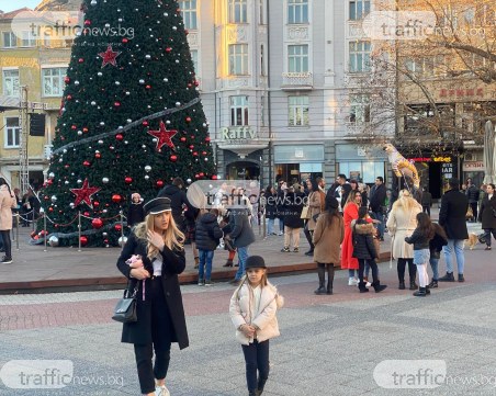 Вино, слънце и пролетни температури: Пловдивчани напълниха Главната навръх Коледа
