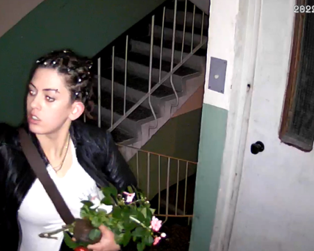 Жена краде коледни венци от вратите на живущите във варненски блок