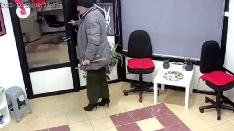 Мъж, облечен като жена с пола и високи токчета, обра