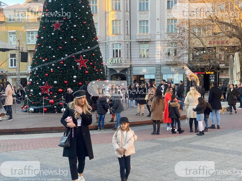 Вино, слънце и пролетни температури: Пловдивчани напълниха Главната навръх Коледа