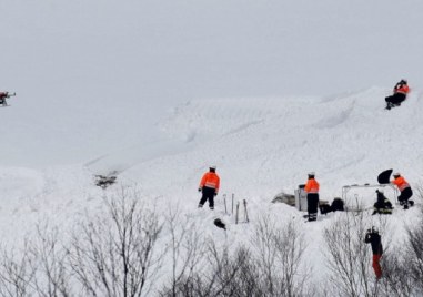 Спасени са всички 10 скиори застигнати от лавина край зимния