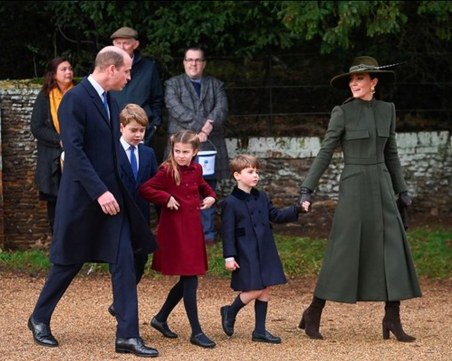 Британското кралско семейство на коледна разходка