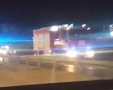 Кола се обърна по таван на околовръстното в София, жена е в болница