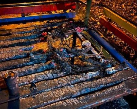 Неизвестен запали фойерверки на беседка, изгори я цялата