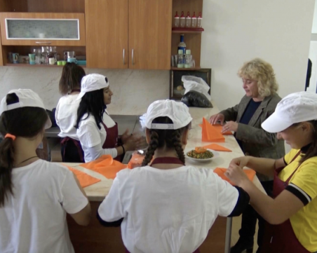 Ученици в Раковски изкарват пари по време на учебни занятия