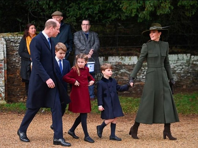 Британското кралско семейство на коледна разходка