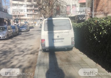 Фирмен бус системно паркира на тротоар на ул Иван Радославов