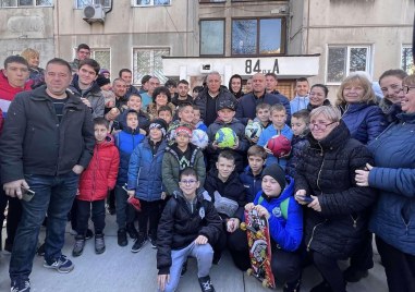 Най успешният български футболист Христо Стоичков посети блок 84 в Тракия