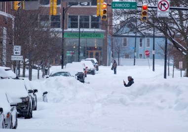 Най малко 63 са жертвите на снежната буря връхлетяла територията на