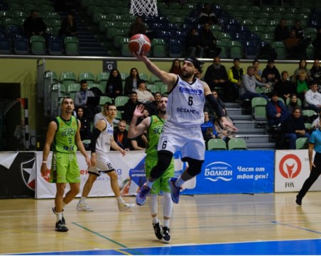 Академик завършва годината с домакинство