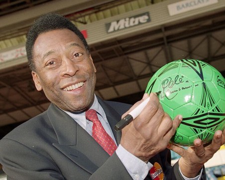 Пеле сe сбогува със семейство и приятели от болничното легло