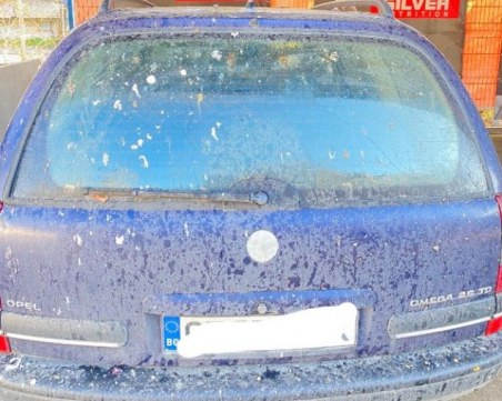 Заляха кола с боклуци заради паркомясто