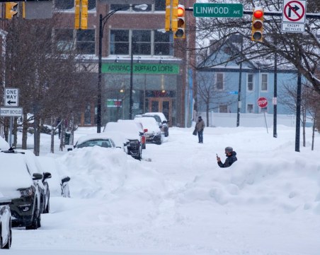 Жертвите на снежната буря в САЩ станаха 63