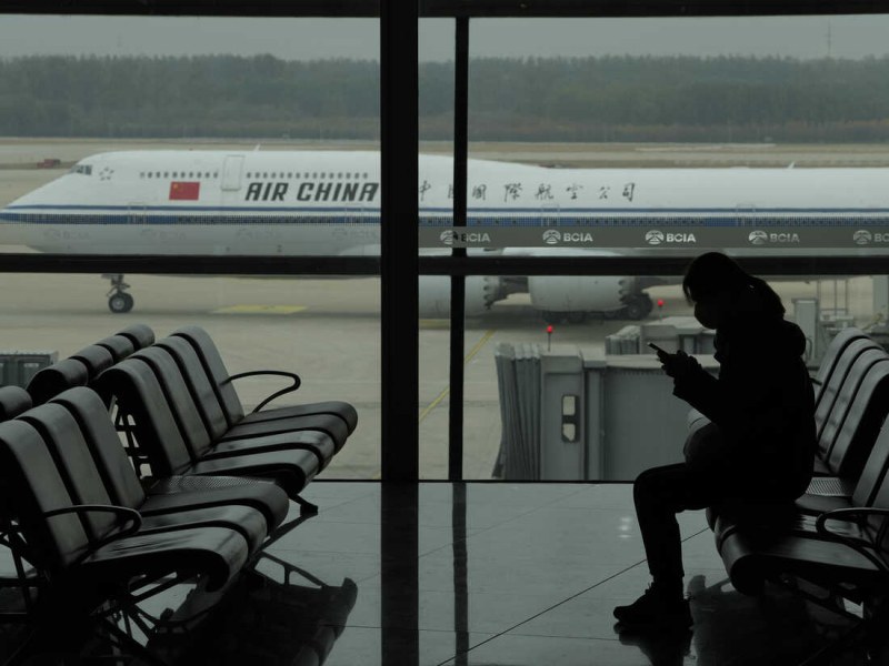 Китайците резервират полети за чужбина след края на Covid мерките
