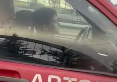 Заснеха 10 годишно дете зад волана на учебен автомобил Клипът е направен вчера на