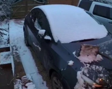 Дете надра зверски колата на баща си, искал да му помогне да изчисти снега