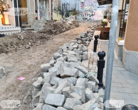 Двама пловдивчани се потрошиха на разкопана улица, рeмонтът „не върви” две седмици