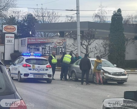 Две коли се удариха на Кукленско шосе след отнето предимство