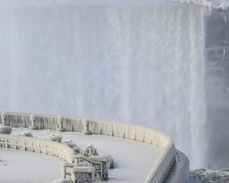 Рядка гледка: Ниагарският водопад замръзна