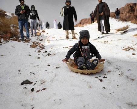 Сняг на парцали в Саудитска Арабия, градушки и проливни дъждове удариха Кувейт и Йордания