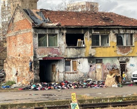 Страховита гледка: Роми се нанесоха в изоставенa сграда в София, смрад и боклуци тровят квартала