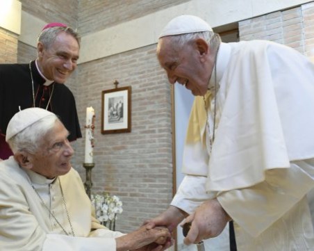 Ватикана: Бенедикт XVI е в тежко състояние