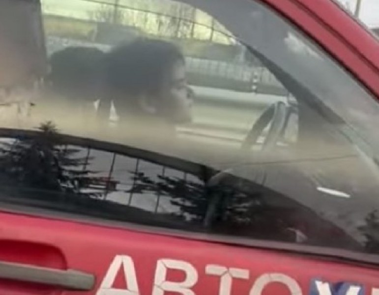 Заснеха 10-годишно дете зад волана на учебен автомобил. Клипът е направен вчера на