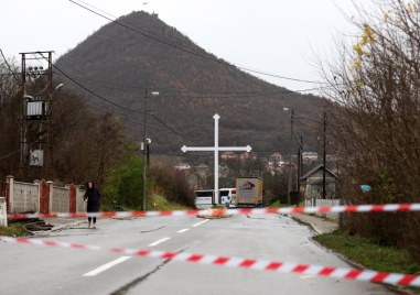 В Северно Косово започна премахването на барикадите след постигнатата снощи