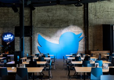 Социалната мрежа Туитър понесе тежък срив снощи заради който десетки