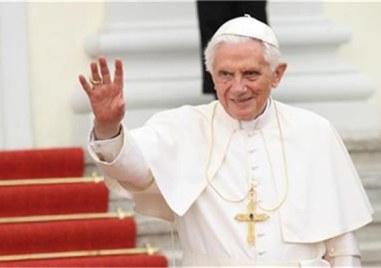 Състоянието на бившия папа Бенедикт Шестнадесети остава сериозно но стабилно