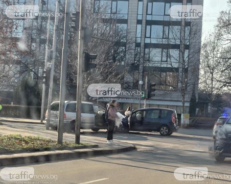 Пред мола! Две дами се удариха челно