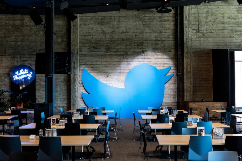 Социалната мрежа Туитър понесе тежък срив снощи, заради който десетки