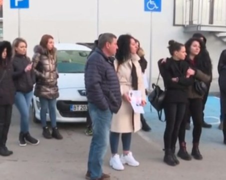 Близки на починал млад мъж на протест! Обвиняват лекарите