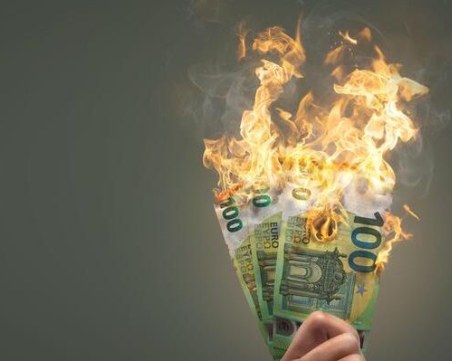 Италианка запали камината си, в която са били спестяванията на мъжа й от 20 000 евро