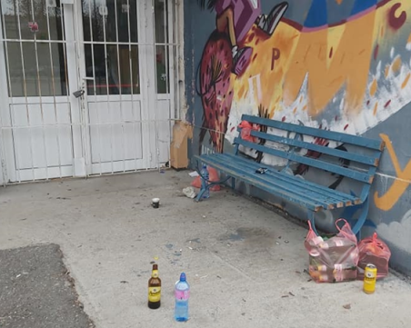 Младежи превърнаха в кръчма двор на училище