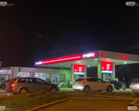 Опашки пред бензиностанциите – шофьори купуват за последно гориво с отстъпка